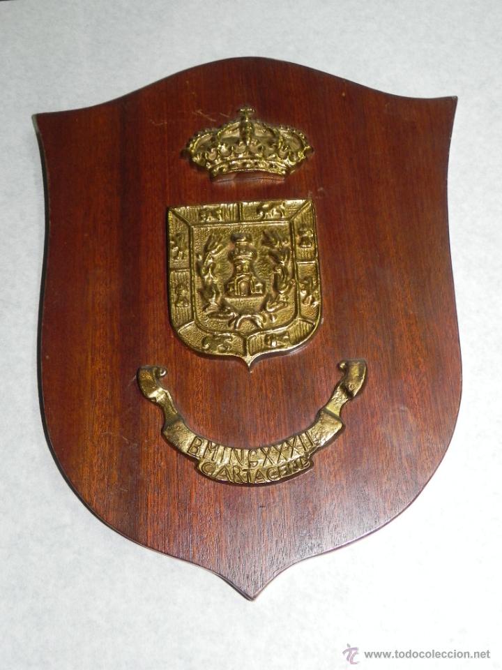 Military Antiques: ANTIGUA METOPA DE BMING XXXII CARTAGENA, REALIZADA EN BRONCE Y MADERA, MIDE 28 X 23 CMS.