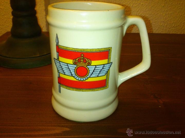 Military Antiques: Jarra de cerveza 33cl con emblema del Ejercito del Aire y estandarte bandera de Espa&ntilde;a