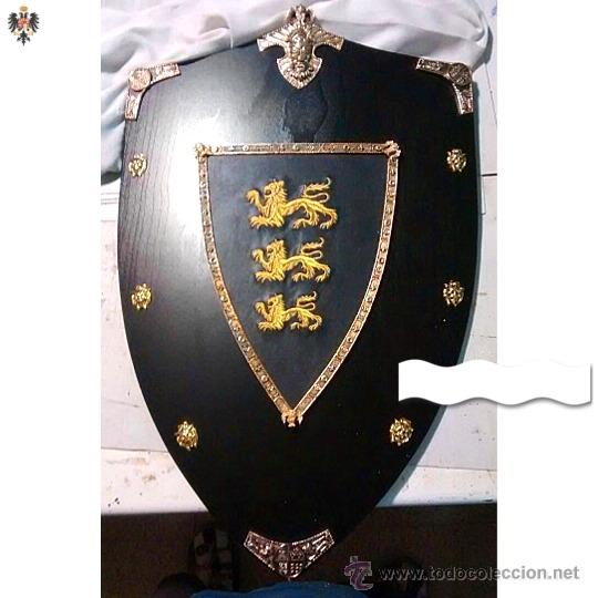 Military Antiques: ESCUDO RICARDO CORAZ&Oacute;N DE LE&Oacute;N MADERA. 76 X 48 CMS