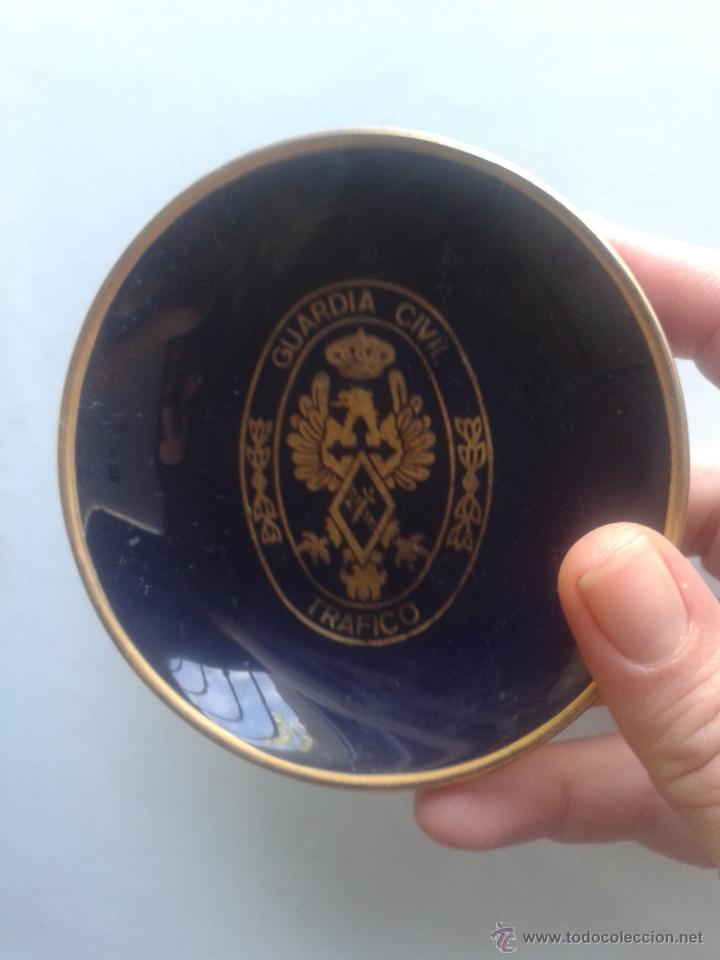 Militaria: Raro plato antiguo en porcelana azul cobalto y oro con la insignia de la Guardia Civil de Tr&aacute;fico