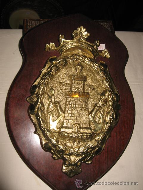 Militaria: Escudo de El Ferrol en bronce, sobre madera. Muy pesado. 29 x 45 cms. 4750 grs