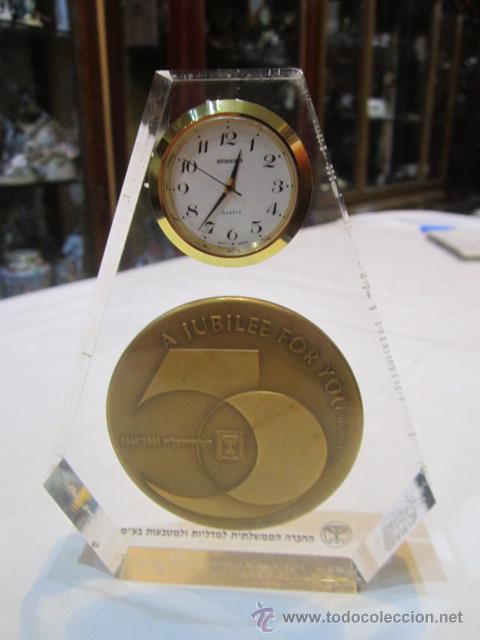 Militaria: Medalla - Jubileo Israel- en pir&aacute;mide de metacrilato, con reloj. 11 x 2,5 x 14 cms. altura.