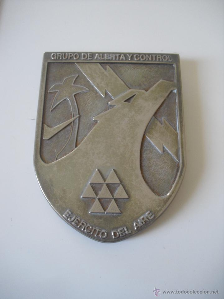 Militaria: Grupo de Alerta y Control. Ejercito del Aire. Metopa, placa o escudo de metal. Mide 12,6 x 9,6 cm.