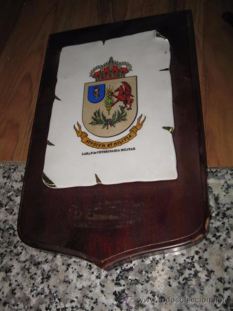 Militaria: Metopa de madera con escudo de ceramica Veterinaria Militar medida tabla 28 x 17 escudo 17 x 12 cm.