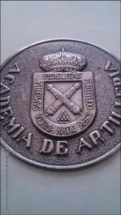 Military Antiques: CHAPA METALICA DE LA ARMADA DE ARTILLERIA. REDONDA PLATEADA DE 4.20 CM DIAMETRO