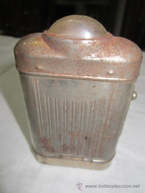 Militaria: Antigua linterna de petaca. 9,5 x 6,5 cms.