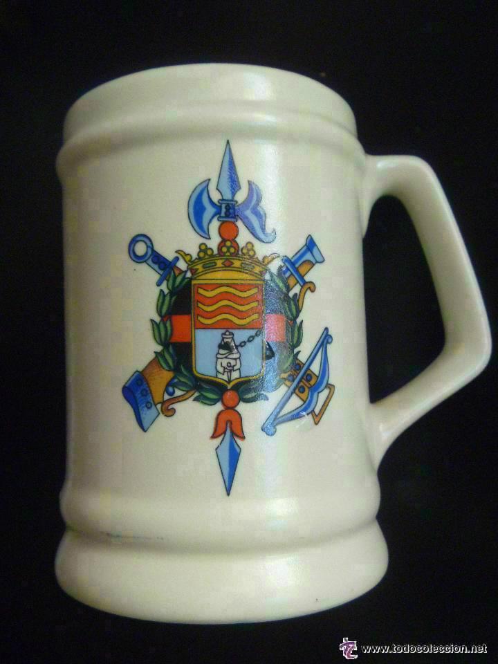 Militaria: LA LEGION : JARRA DEL 1&ordm; TERCIO GRAN CAPITAN . EPOCA DE FRANCO ..... 9 x 13 cm.