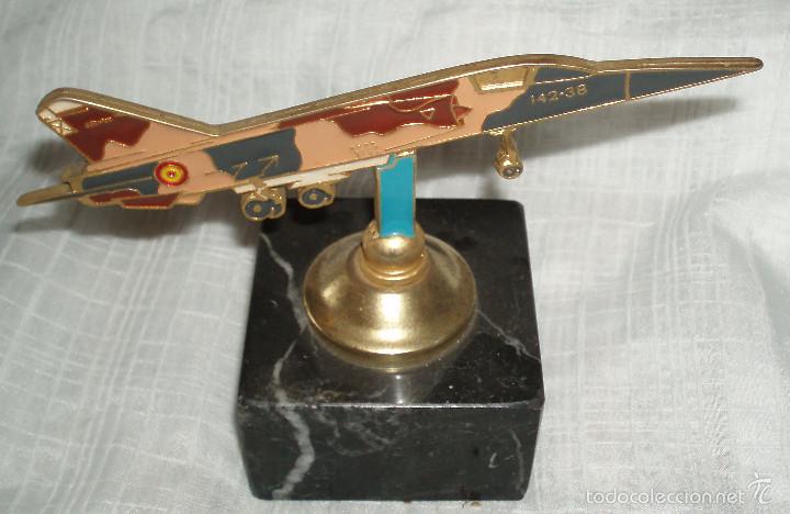Militaria: silueta de avion militar con peana