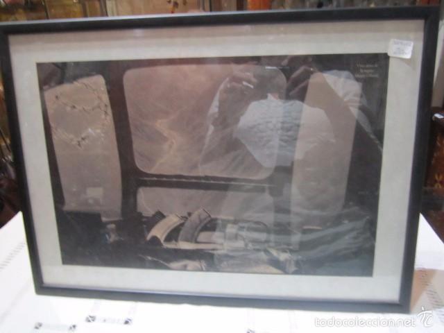 Military Antiques: Fotograf&iacute;a impresa de Cappa, enmarcada. Medida con marco: 46,5 x 33 cms.