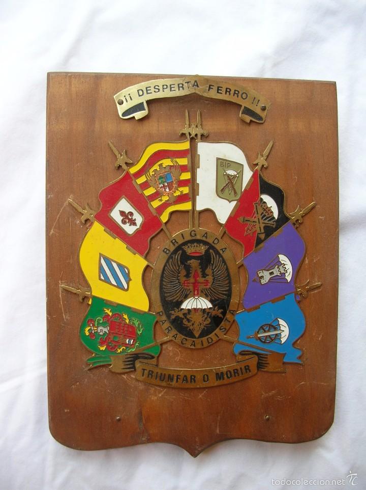 Militaria: metopa . brigada paracaidista .militar. Muy Buen colorido y conservada .Madera marron . peso 450 gr