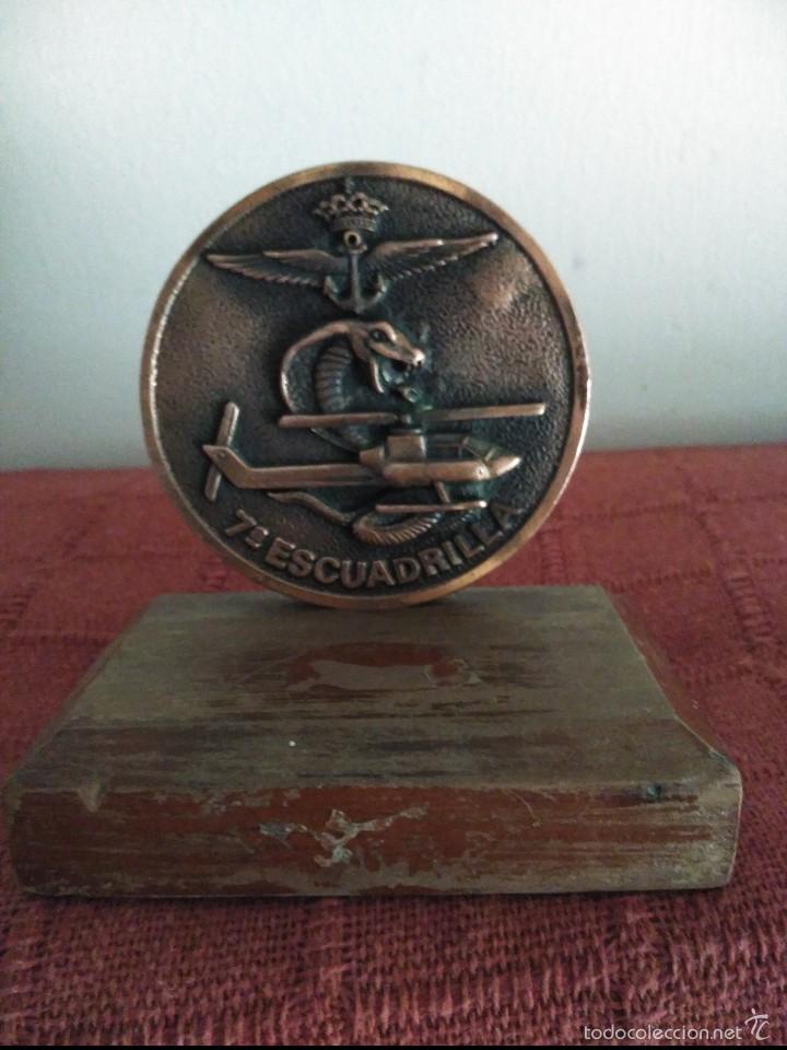 Militaria: Escudo en bronce y peana de madera Huey Cobra 7&ordm; escuadrilla de helicopteros espa&ntilde;oles