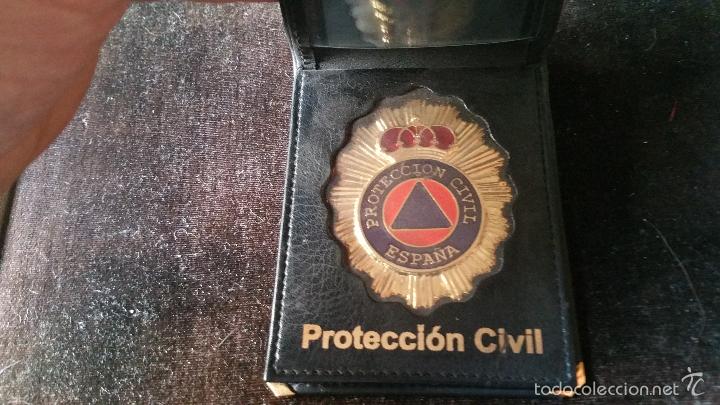 Militaria: CARTERA DE PIEL CON CHAPA DE PROTECCION CIVIL