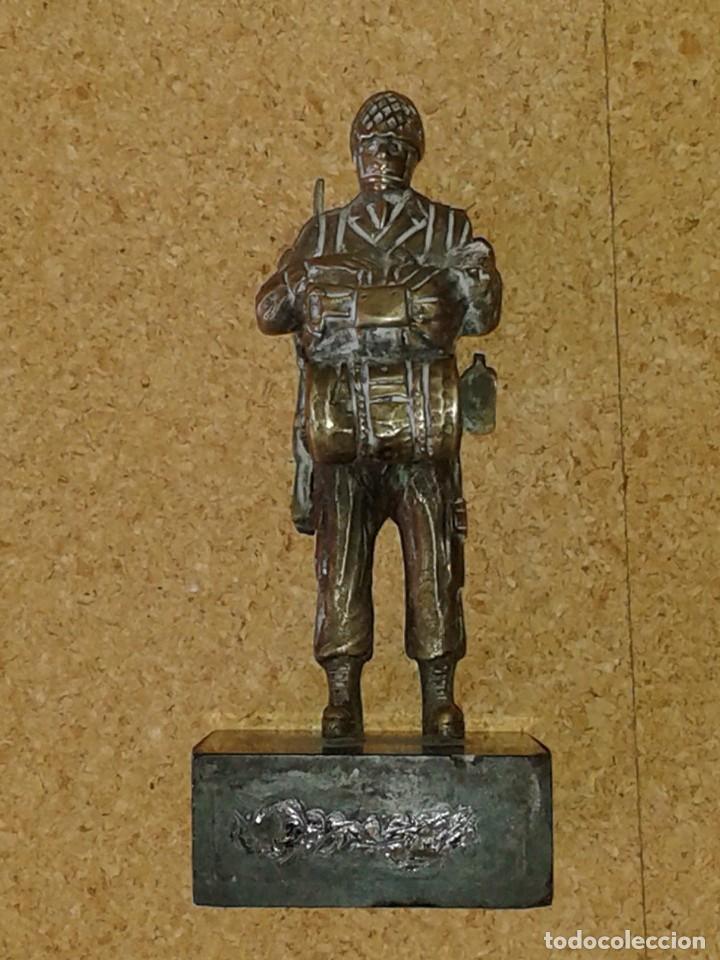 Military Antiques: FIGURA PARACAIDISTA SALTO,METAL TIPO BRONCE,TAMA&Ntilde;O 14 CMS.BASE MARMOL,FALTA MANO IZDA.ANTIGUO.