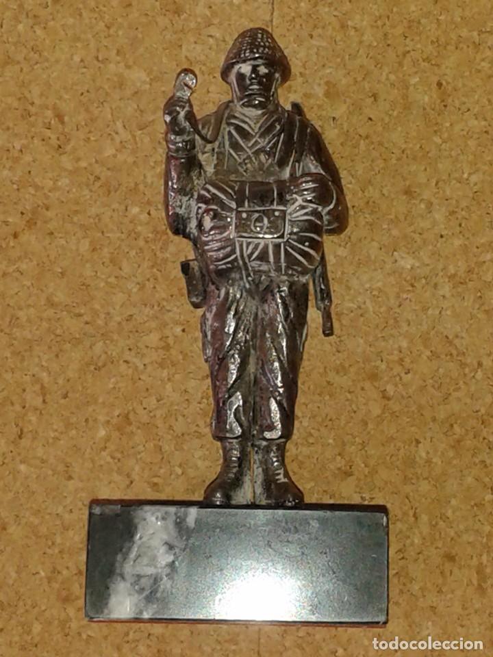 Military Antiques: FIGURA PARACAIDISTA SALTO,METAL TIPO BRONCE,TAMA&Ntilde;O 14 CMS.BASE MARMOL,