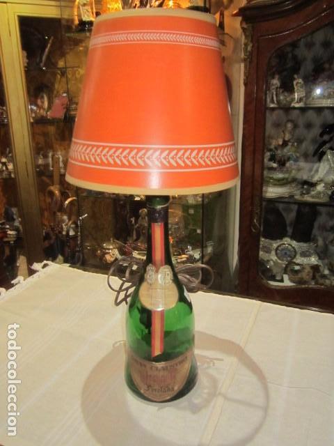Militaria: L&aacute;mpara de sobremesa, con botella de cava Gran Claustro, del enlace de Alfonso de Borb&oacute;n con Carmen