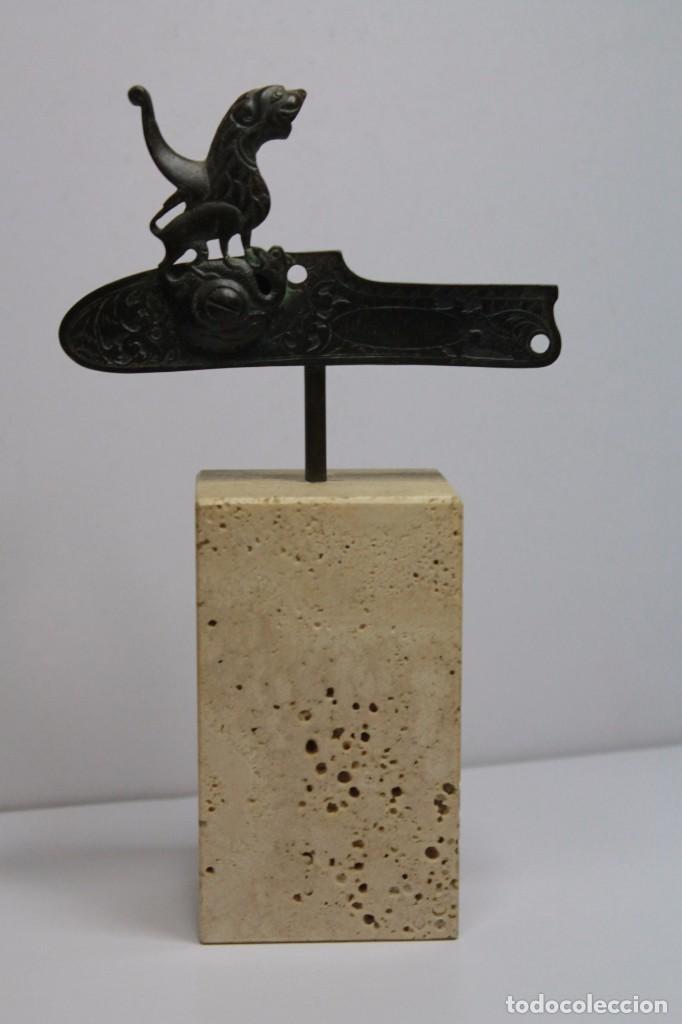 Military Antiques: Reproducci&oacute;n en bronce de Llave de avancarga cabeza de Le&oacute;n