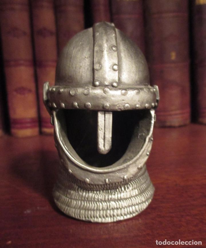Militaria: CASCO EN MINIATURA DE PLOMO. MEDIEVAL.