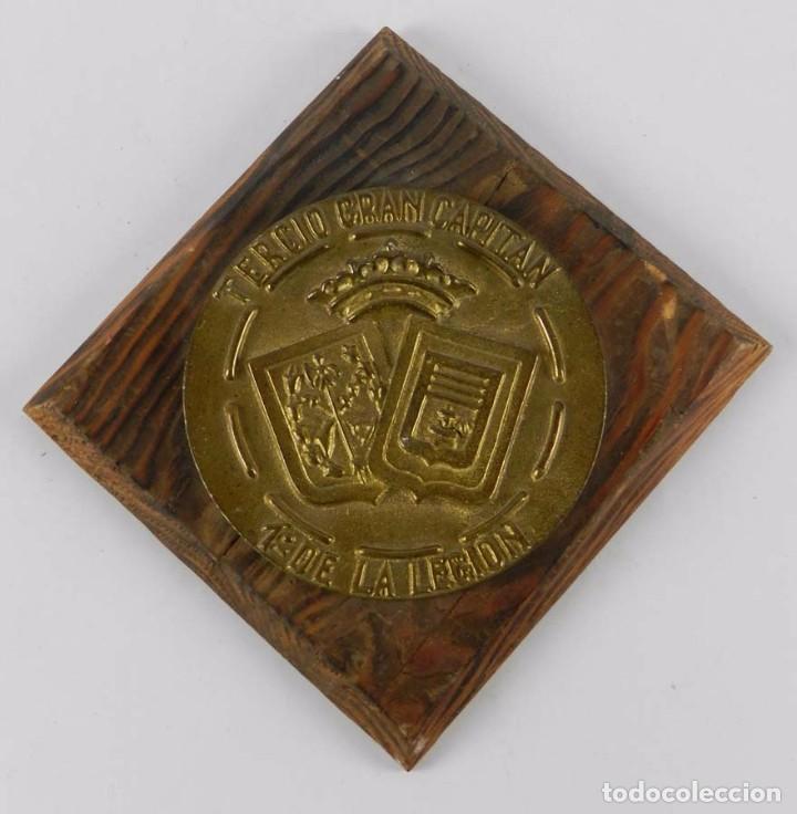 Military Antiques: METOPA LEGION DEL TERCIO GRAN CAPITAN, &eacute;poca de Franco, realizada en bronce y montada sobre madera.