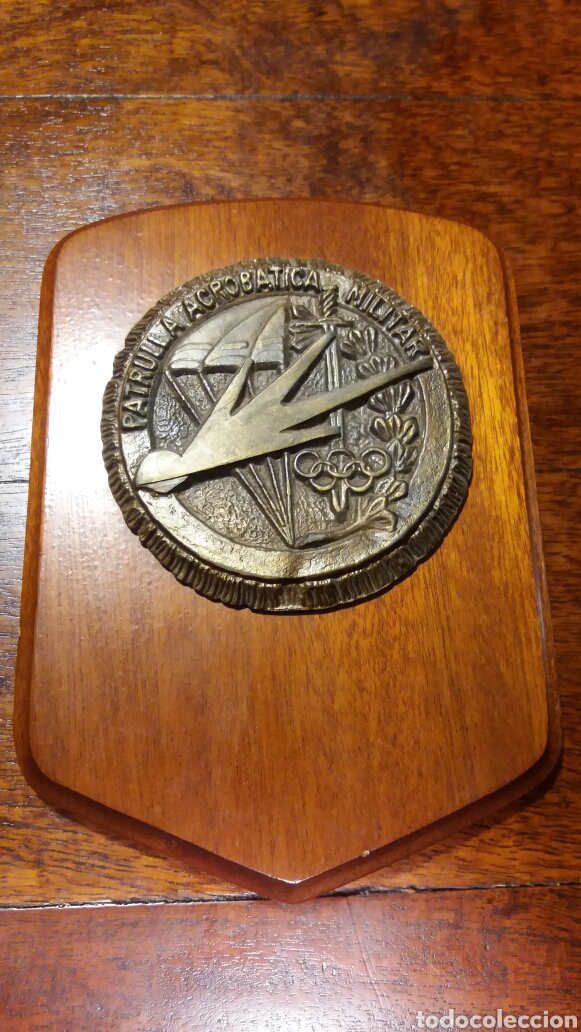 Military Antiques: METOPA DE PATRULLA ACROBATICA MILITAR MADERA BRONCE PARACAIDAS AVION AVIACION AROS OLIMPICOS