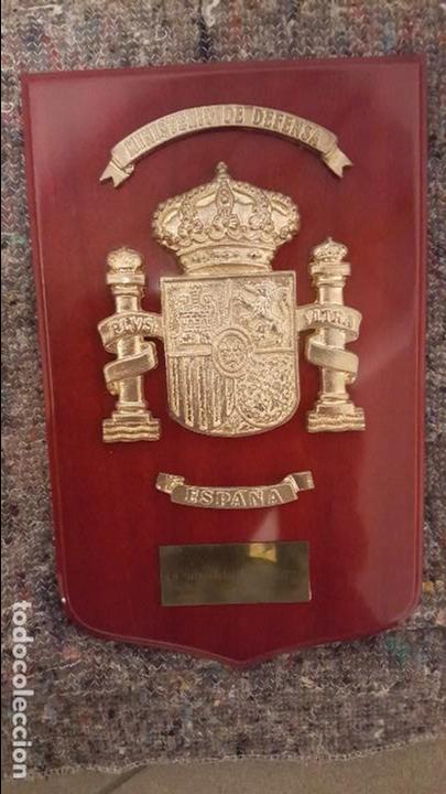 Military Antiques: Metopa del Ministerio de Defensa sobre madera color caoba