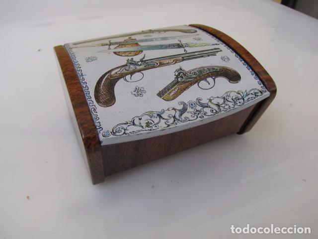Military Antiques: Caja de lata maciza inglesa. Seguramente para guardar pistones.