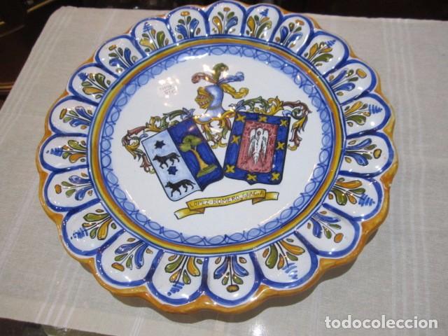 Military Antiques: Gran plato de cer&aacute;mica de talavera, con escudo, L&oacute;pez-Romero y Garc&iacute;a. 37 cms. di&aacute;metro.