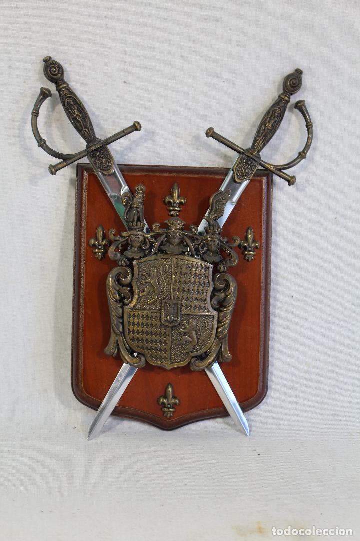 Militaria: metopa escudo de armas de 2 espadas metal sobre madera