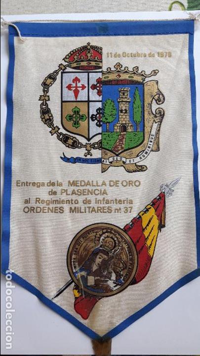Militaria: Bander&iacute;n Medalla de oro de Plasencia al Regimiento de Infanter&iacute;a Ordenes Militares. 1970
