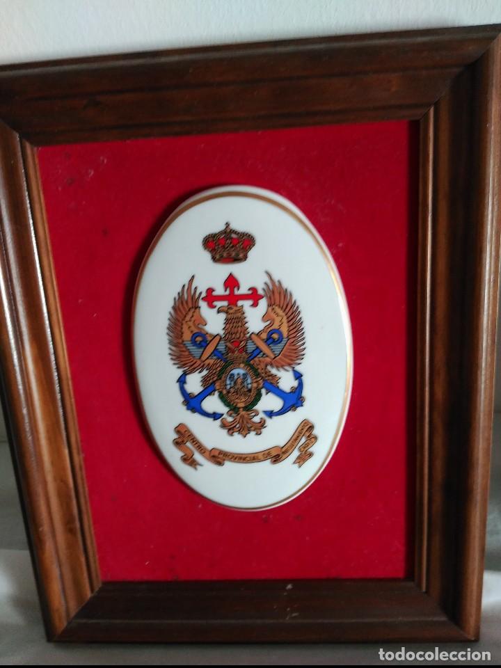 Military Antiques: centro  provincial de instruccion de cadiz metopa de porcelana enmarcada sobre fieltro rojo