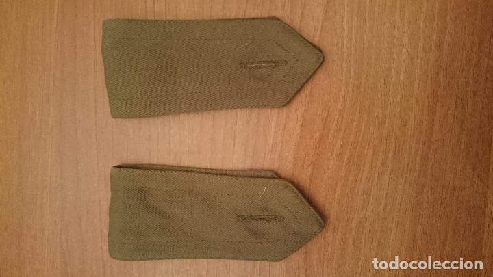 Militaria: 2 HOMBRERAS EJERCITO