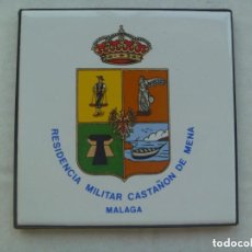 Militaria: AZULEJITO RECUERDO DE LA RESIDENCIA MILITAR CASTAÑON DE MENA. EN SU ESTUCHE. Lote 100478607