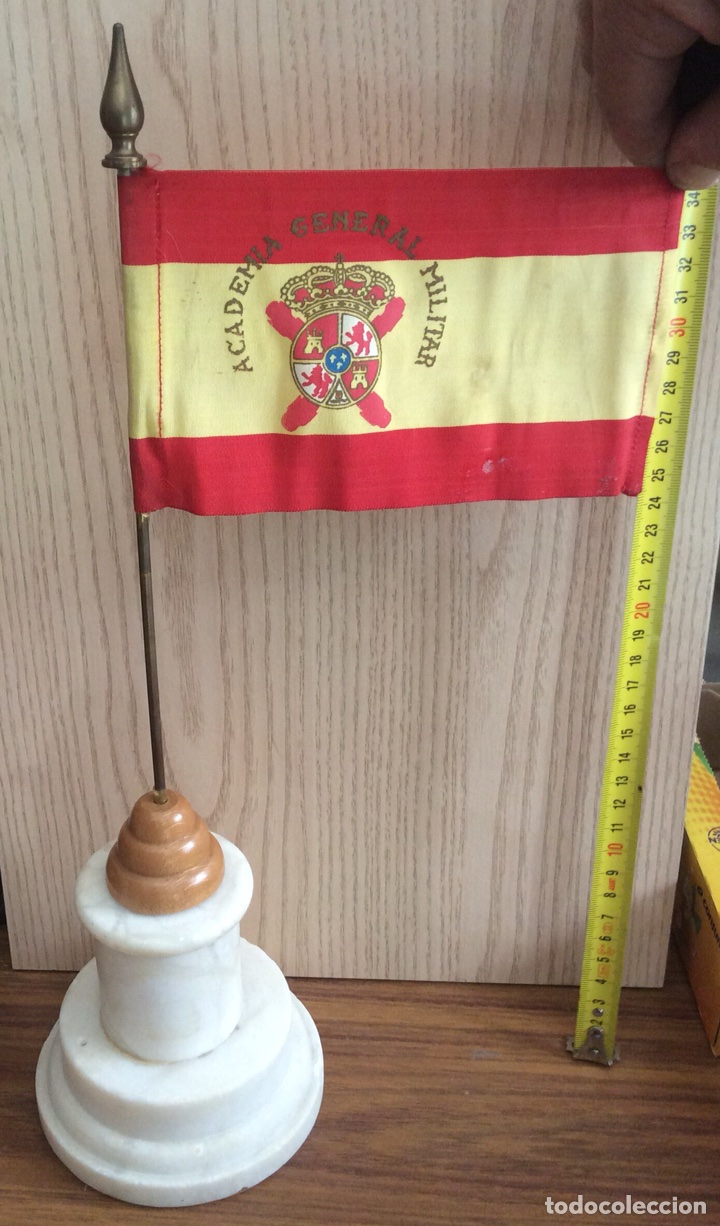 Militaria: ACADEMIA DEL EJ&Eacute;RCITO MILITAR. BANDERA DE LA ACADEMIA DEL EJ&Eacute;RCITO MILITAR CON PEANA DE MARMOL.