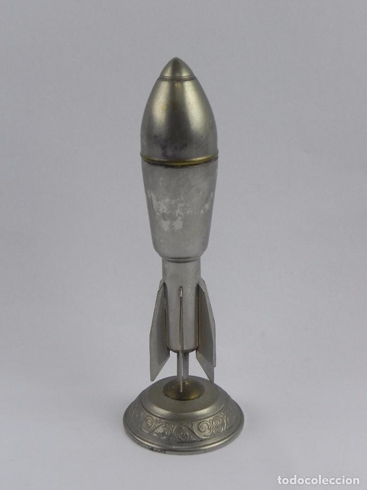 Military Antiques: ADORNO DE MESA LANZACOHETES METALICO. POSIBLEMENTE SEA UN CENICERO, OBJETO DE FUMADOR, ARTILLERIA, M