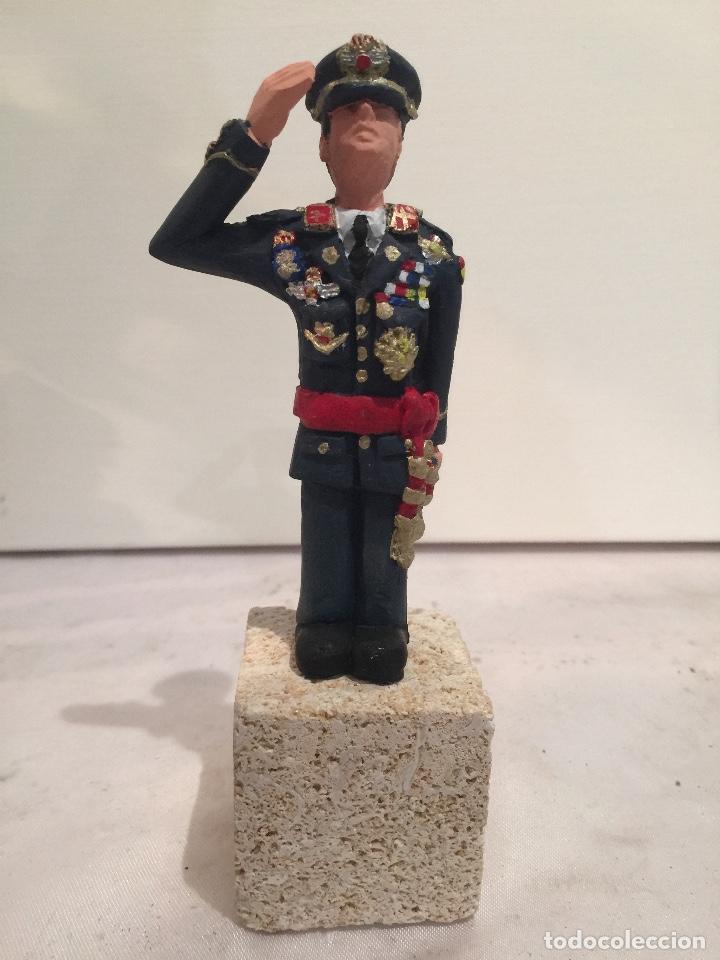 Militaria: MINIATURA DE GENERAL DEL EJERCITO DE AVIACI&Oacute;N SALUDANDO