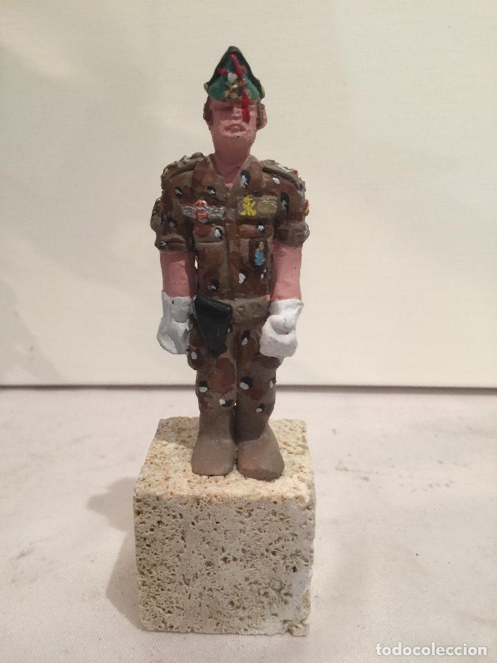 Military Antiques: MINIATURA DE LEGIONARIO CON TRAJE DE COMBATE &Aacute;RIDO DE 5 COLORES
