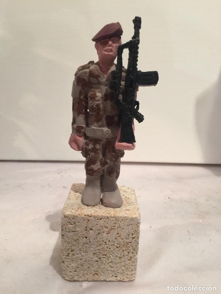 Military Antiques: MINIATURA DE SOLDADO CON TRAJE PIXELADO ARIDO 3 COLORES CON FUSIL
