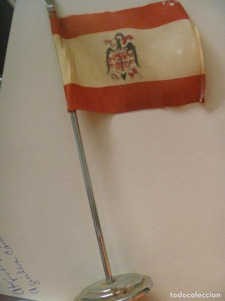 Militaria: BANDERITA DE MESA NACIONAL CON ESCUDO DEL AGUILA  EPOCA DE FRANCO.