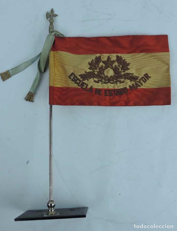 Military Antiques: Bander&iacute;n de sobremesa escuela estado mayor, bordada con hilo de oro, peana de baquelita, mide el mas