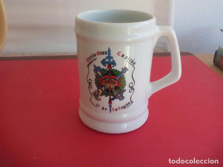 Militaria: Jarra de porcelana o cer&aacute;mica Tercio Gran Capit&aacute;n 1&ordf; de La Legi&oacute;n. Ejercito Espa&ntilde;ol.