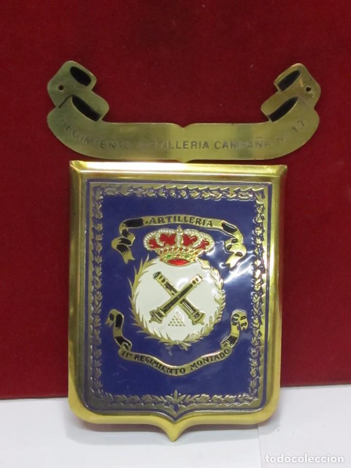 Militaria: ESCUDO DEL 11&ordm; REGIMIENTO MONTADO DE ARTILLER&Iacute;A, ESMALTADO Y CHAPADO EN ORO