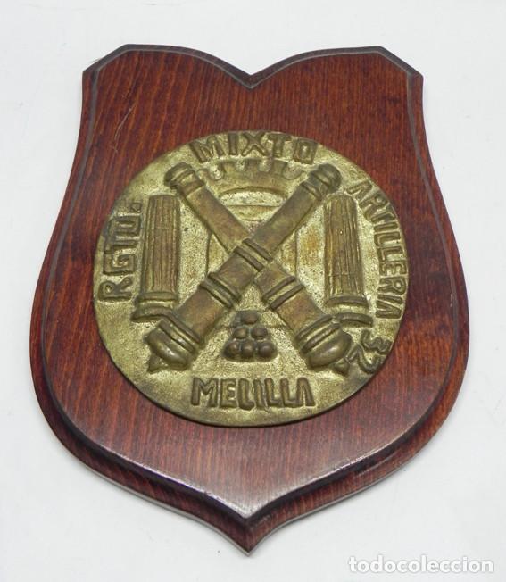 Military Antiques: Antigua metopa del Regimiento mixto artilleria 32, Melilla, realizada en bronce y madera, mide 23 x