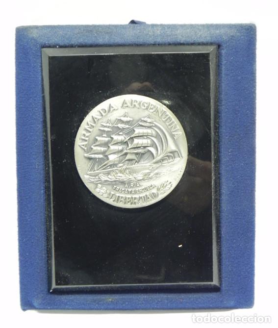 Militaria: MEDALLA EN METOPA DE LA ARMADA ARGENTINA, A.R.A. FRAGATA ESCUELA, LIBERTAD, FIRMADA POR ROBERTI, MID