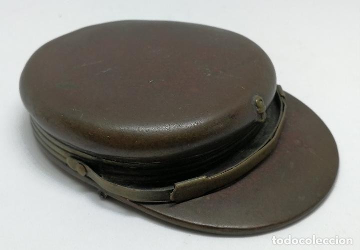 Militaria: PRECIOSA CAJITA EN METAL TIPO LATON O BRONCE QUE SIMULA UNA GORRA DE PLATO DE LA ARMADA, MARINA ESPA