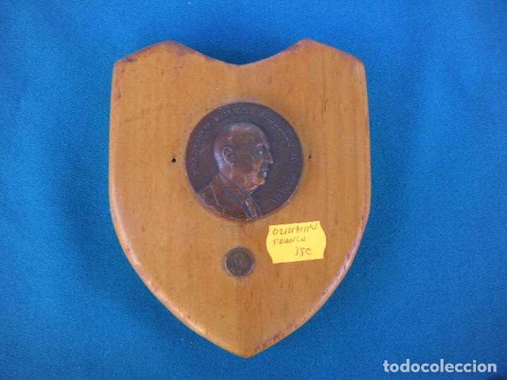 Militaria: METOPA CON MEDALLA DE FRANCO Y TEJERO