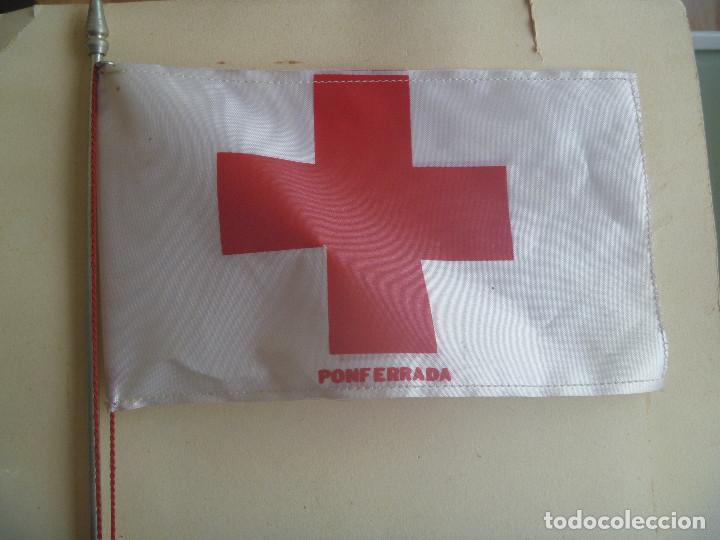Military Antiques: BANDERITA DE SOBREMESA DE LA CRUZ ROJA DE PONFERRADA ( LEON ). CON SU ANTIG&Uuml;EDAD