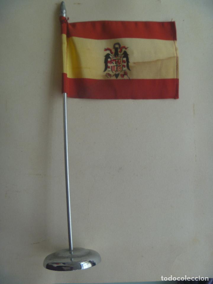 Military Antiques: BANDERITA DE SOBREMESA NACIONAL CON AGUILA DE SAN JUAN . EPOCA DE FRANCO