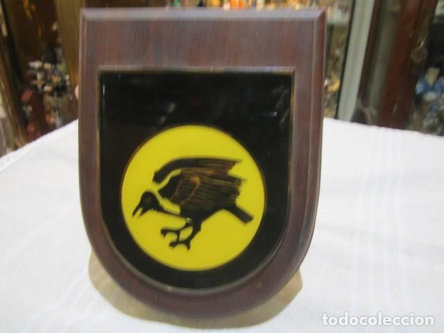 Militaria: Escudo metopa de Sud&aacute;frica, con buitre. Esmalte y madera. 13 x 16,5 cms.