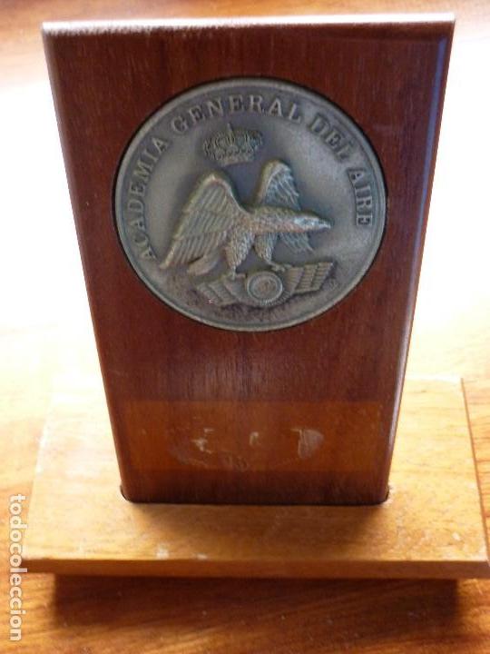 Military Antiques: Medalla de acero de la Academia general del Aire (San Javier) en peana de madera