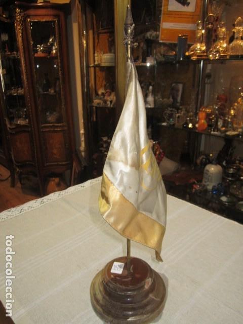 Militaria: Bander&iacute;n de sobremesa del BB. Peana de madera. 39 cms. altura.