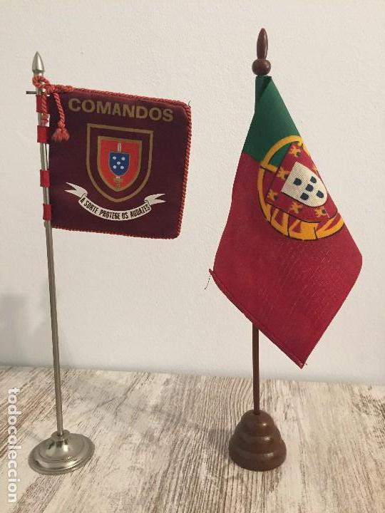 Military Antiques: BANDERINES MESA BANDERA PORTUGAL Y COMANDOS